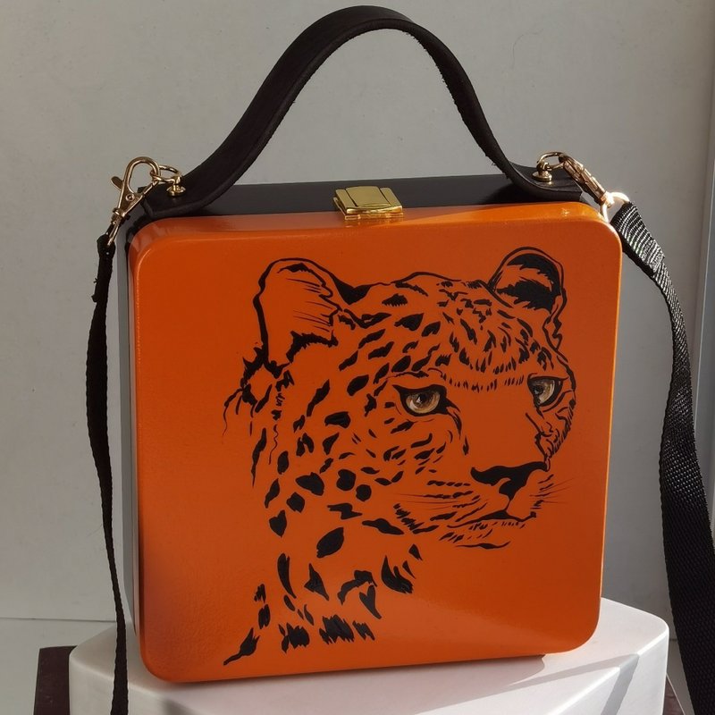 Original women's handbag with artistic painting, Wood and genuine leather. - กระเป๋าถือ - ไม้ สีดำ