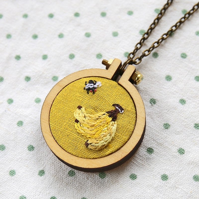 Hand-embroidered banana and small fly embroidered frame necklace - สร้อยคอ - งานปัก สีเหลือง