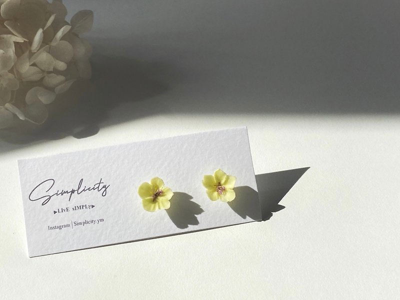 Simplicity | Small fresh small yellow flower 柔らかい陶器のイヤリング ポリマークレイ - ピアス・イヤリング - 陶器 