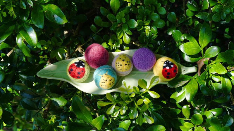 Ladybug Macarons Wool Felt Pins - เข็มกลัด - ขนแกะ สีแดง