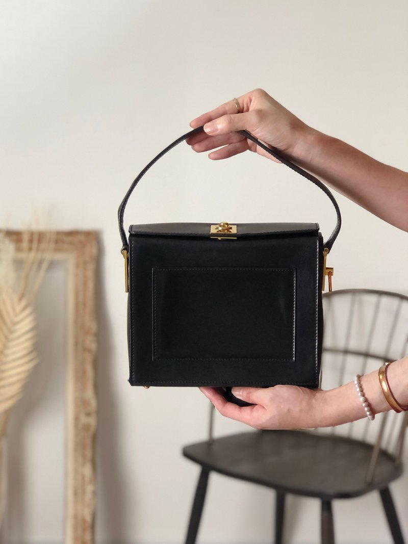 【 日本直送　名牌中古包 】CELINE セリーヌ ショルダーバッグ ブラック ガンチーニ ロゴ レザー ボックス セミショルダーバッグ オールド b73drr - 側背包/斜背包 - 真皮 黑色