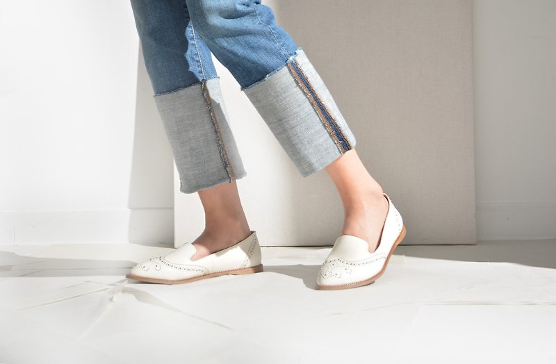 Pointy-toe Loafers - รองเท้าอ็อกฟอร์ดผู้หญิง - หนังแท้ ขาว