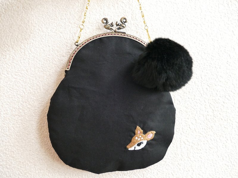 Embroidered shoulder embroidery with Bambi fur print fur charm - กระเป๋าแมสเซนเจอร์ - ผ้าฝ้าย/ผ้าลินิน สีดำ