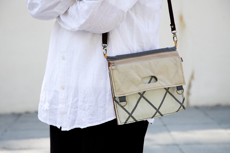 【Studio Xie】Folding flat bag/white plaid+grey khaki - Messenger Bags & Sling Bags - Other Man-Made Fibers 