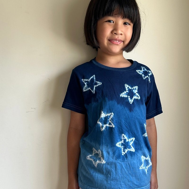 Ichikawa wood indigo-dyed woven cotton indigo-dyed children's top three blue starry sky - เสื้อยืด - ผ้าฝ้าย/ผ้าลินิน สีน้ำเงิน