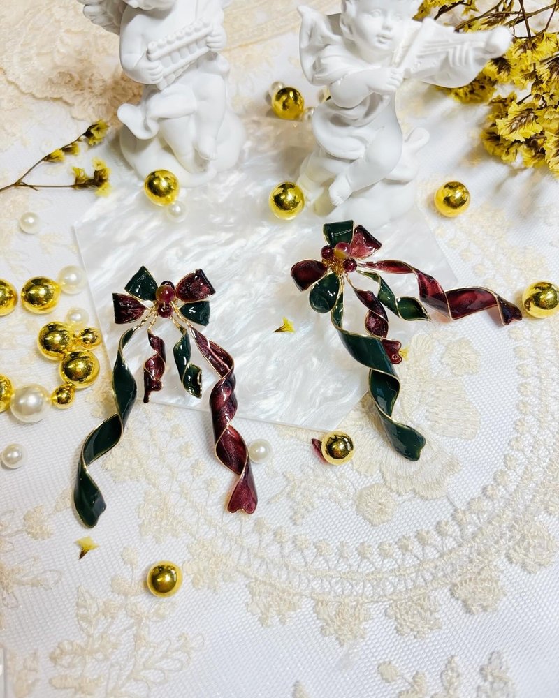 聖誕花環 紅綠交織  日本樹脂耳環 - 耳環/耳夾/耳骨夾 - 樹脂 綠色