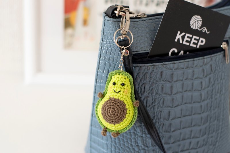 Avocado keychain, crochet toy, cute amigurumi, 针织玩具, 毛線蔬果, 鳄梨钥匙圈, 酪梨鑰匙圈 吊飾 包包掛飾 - 鑰匙圈/鑰匙包 - 壓克力 綠色