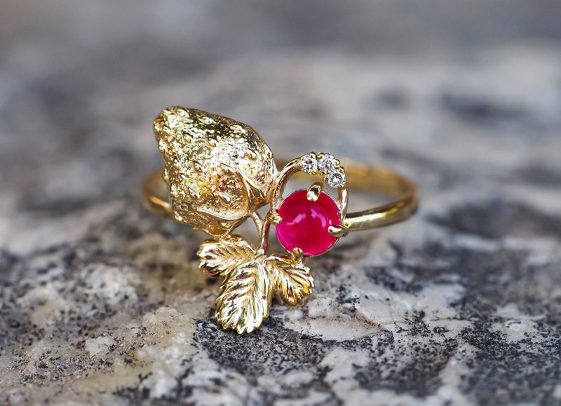 14 kt  gold ring with ruby and diamonds. Strawberry gold ring. - 戒指 - 貴金屬 金色