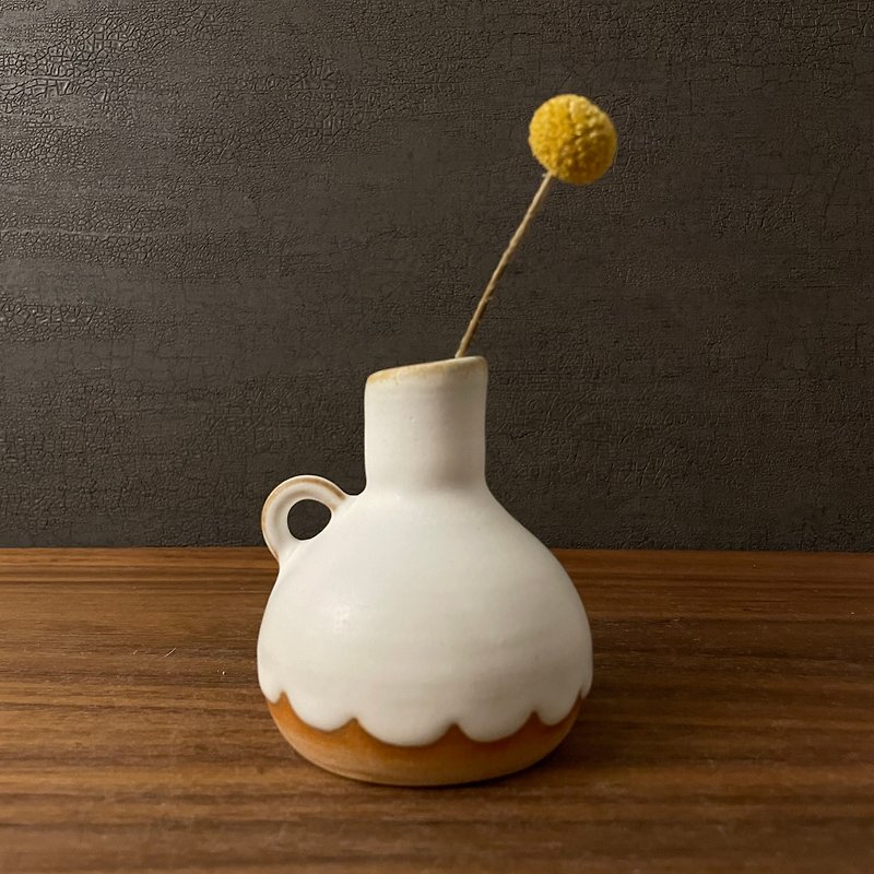 [Komaru flower pot] Cute round skirt hem cream flower pot vase - Pottery & Ceramics - Pottery White