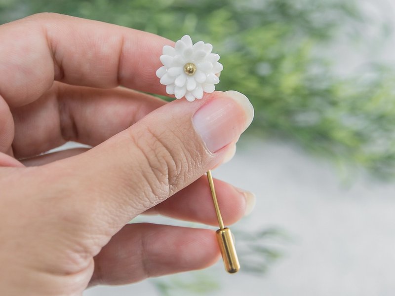 Mum ~ white porcelain flower brooch pin ~ size Mini - เข็มกลัด - ดินเผา 