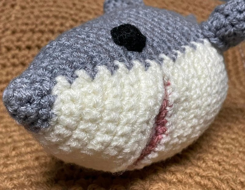 かぎ針編み海洋生物ホオジロザメかわいい編みぐるみ (Lサイズ) - 編織/羊毛氈/布藝 - 棉．麻 灰色