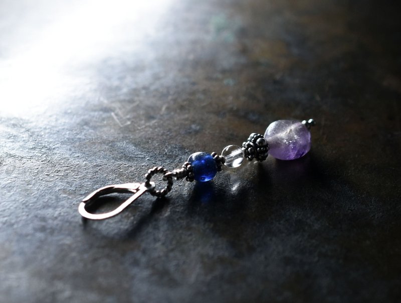 Single earring made of ancient amethyst, ancient crystal, blue antique beads, and Silver beads - ต่างหู - เครื่องเพชรพลอย สีม่วง