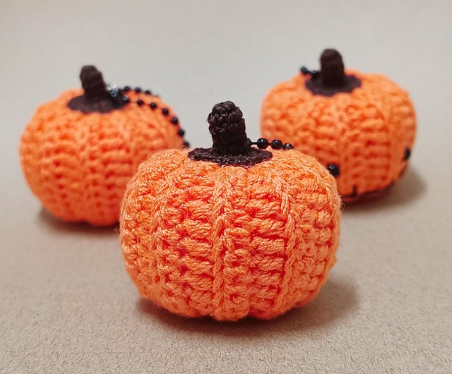 ハロウィンのカボチャ、毛糸のキーホルダー - ショップ ネラミーン