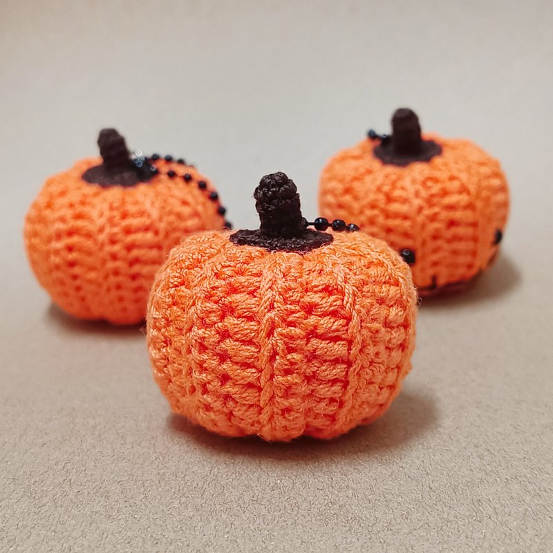 Halloween Pumpkin crochet keychain - 吊飾/掛飾 - 其他材質 橘色