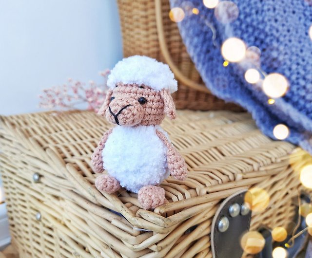 ミニチュア羊のぬいぐるみ かわいいカーアクセサリーミニ羊 面白いギフトのアイデア ショップ Rizhik Toys キーホルダー キーケース Pinkoi