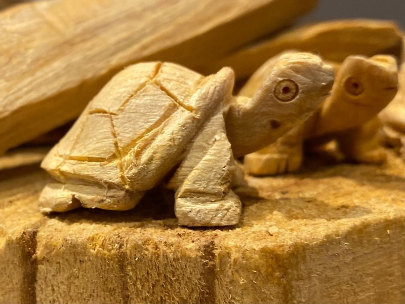 ペルーの聖なる木の亀の像、先住民の手作りのインカの聖なる木のマスコット - 置物 - 木製 