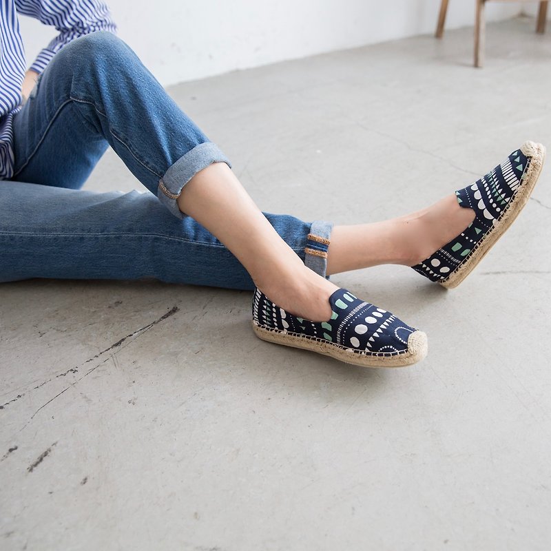 Japanese cloth handmade straw shoes-Tibetan blue geometric out of print - รองเท้าลำลองผู้หญิง - ผ้าฝ้าย/ผ้าลินิน สีน้ำเงิน
