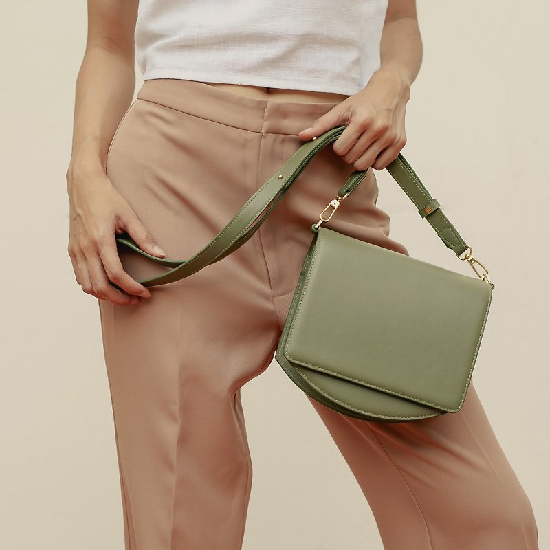 หนังแท้ กระเป๋าแมสเซนเจอร์ สีเขียว - ''70s modern" leather shoulder bag - Military green