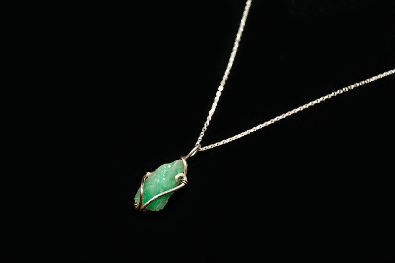 【Series of Crystal】Emerald silver wire-wrapped pendant - Necklaces - Gemstone Green