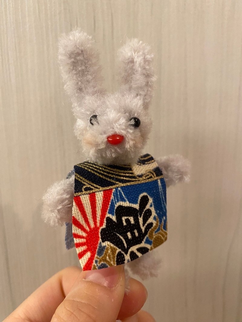 夏季大漁背心三胞胎白兔站著10cm-毛根扭扭棒手作/娃娃寵物玩偶 - 公仔/玩偶 - 其他材質 白色