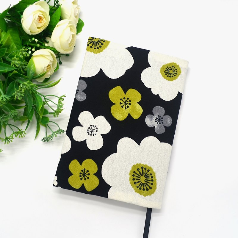Happy flowers book cover with bookmark handmade - ปกหนังสือ - ผ้าฝ้าย/ผ้าลินิน หลากหลายสี