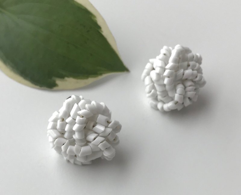 Early clip earrings / white beads - Earrings & Clip-ons - Plastic White