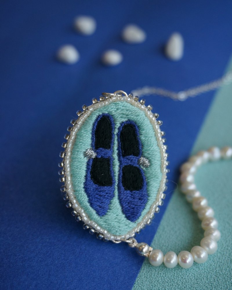 ｜The Blue Heels｜ Hand-embroidered Natural Pearls Sliver-Plated Brass Necklace - สร้อยคอ - งานปัก 