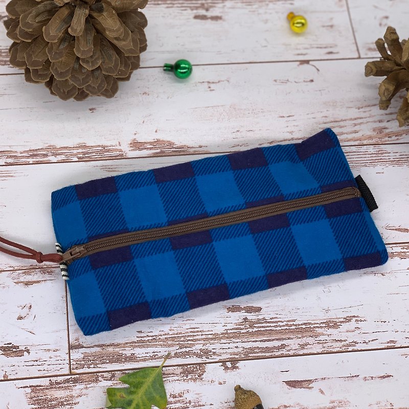 Christmas plaid zipper pouch, cosmetic pouch, stationery case, toiletry case - กระเป๋าเครื่องสำอาง - ผ้าฝ้าย/ผ้าลินิน สีน้ำเงิน