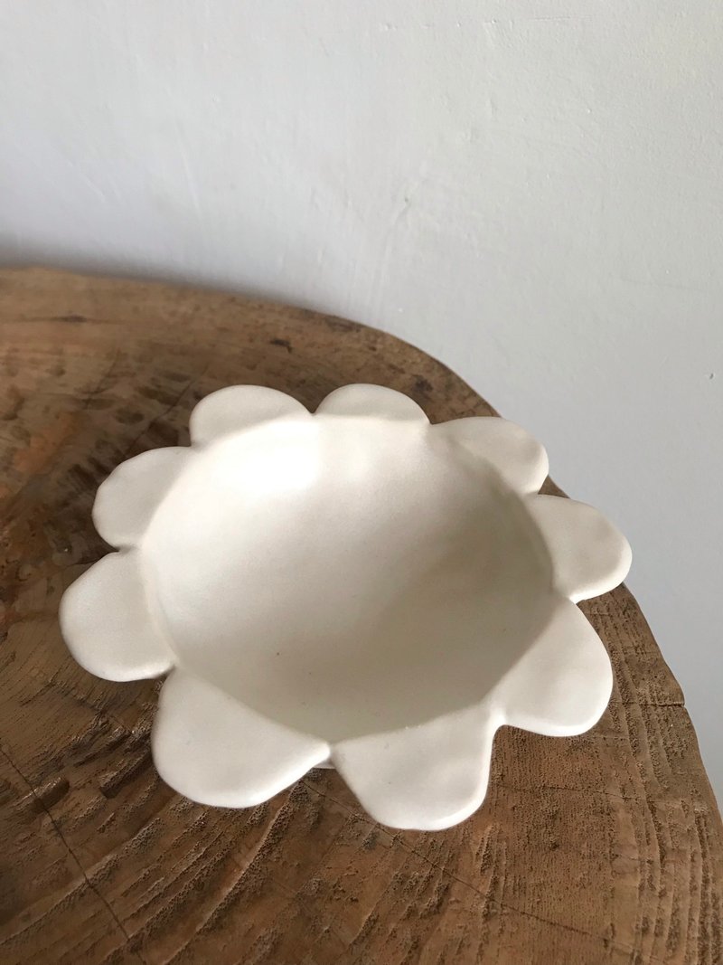 Flower ring dish - 花瓶/花器 - 陶 白色