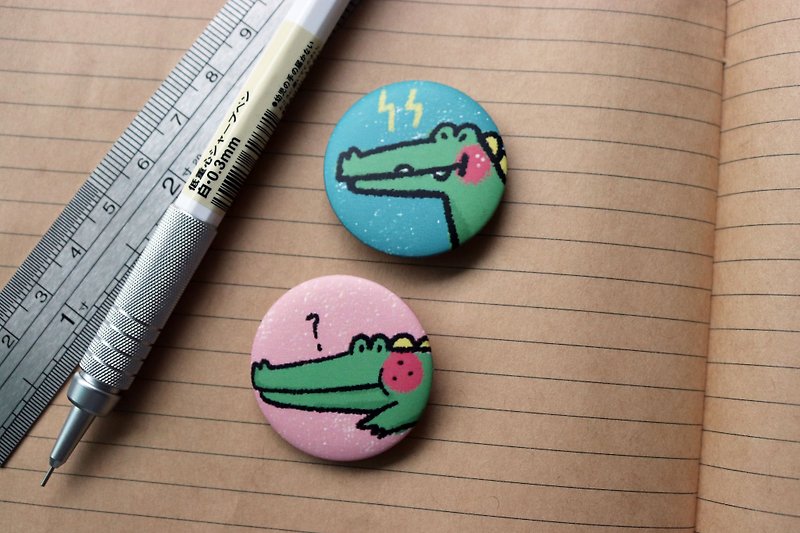 Two Chen crocodile badges - เข็มกลัด - กระดาษ หลากหลายสี