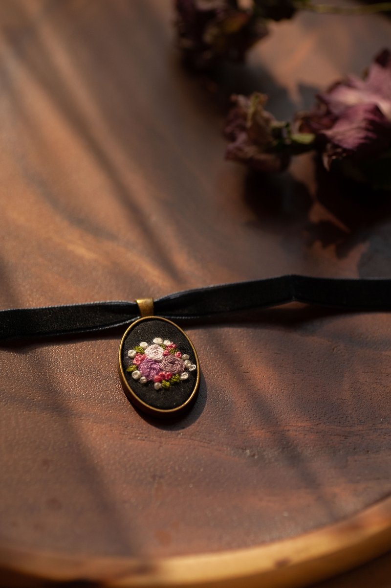 復古刺繡頸鏈| 紫玫瑰 - 項鍊 - 其他金屬 