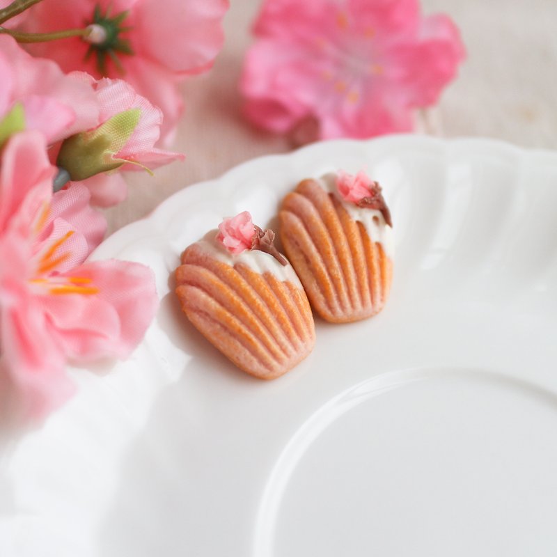 Sakura madeleine shell cake earrings single flat version with fan blades facing down - Earrings & Clip-ons - Clay Pink
