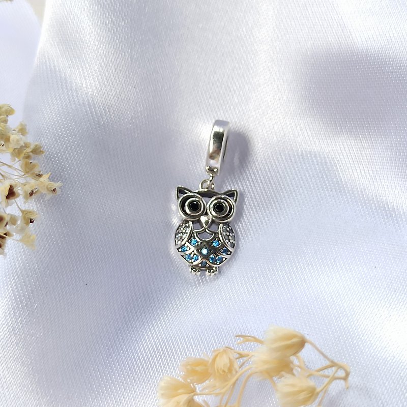 Polished silver owl charm decorated with blue and white crystals for bracelets. - 手鍊/手環 - 純銀 銀色