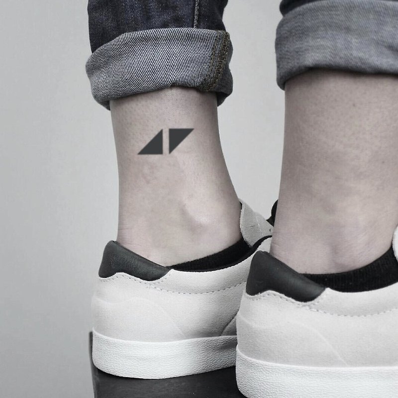 OhMyTat 腳腕位置 Avicii 小三角形刺青圖案紋身貼紙 (4枚) - 紋身貼紙 - 紙 黑色