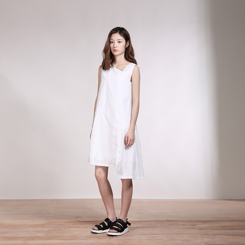 White geometric neckline asymmetric stitching pleated dress - ชุดเดรส - ผ้าฝ้าย/ผ้าลินิน ขาว