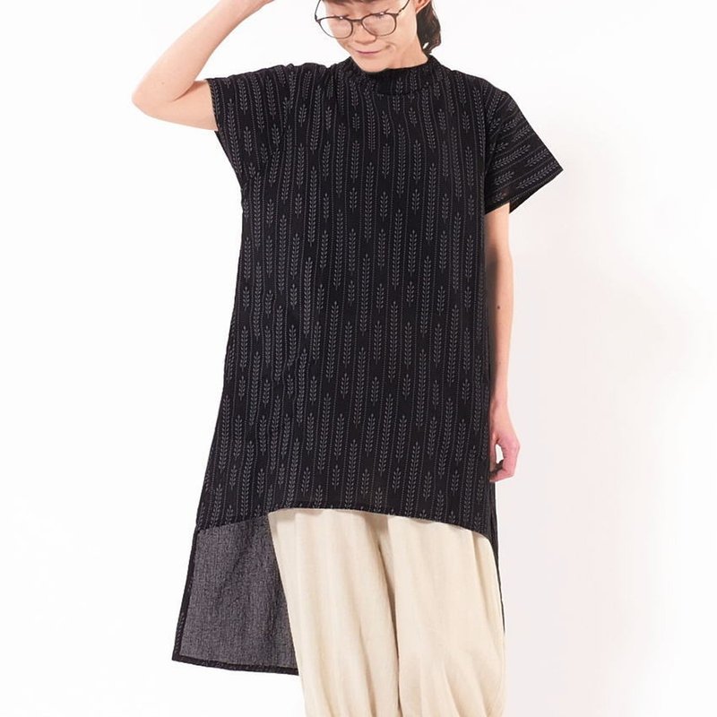 Leaf pattern stripe motif, mock neck for a clean look, tunic with a slanted back, black, d-dr518 - เสื้อผู้หญิง - ผ้าฝ้าย/ผ้าลินิน สีดำ