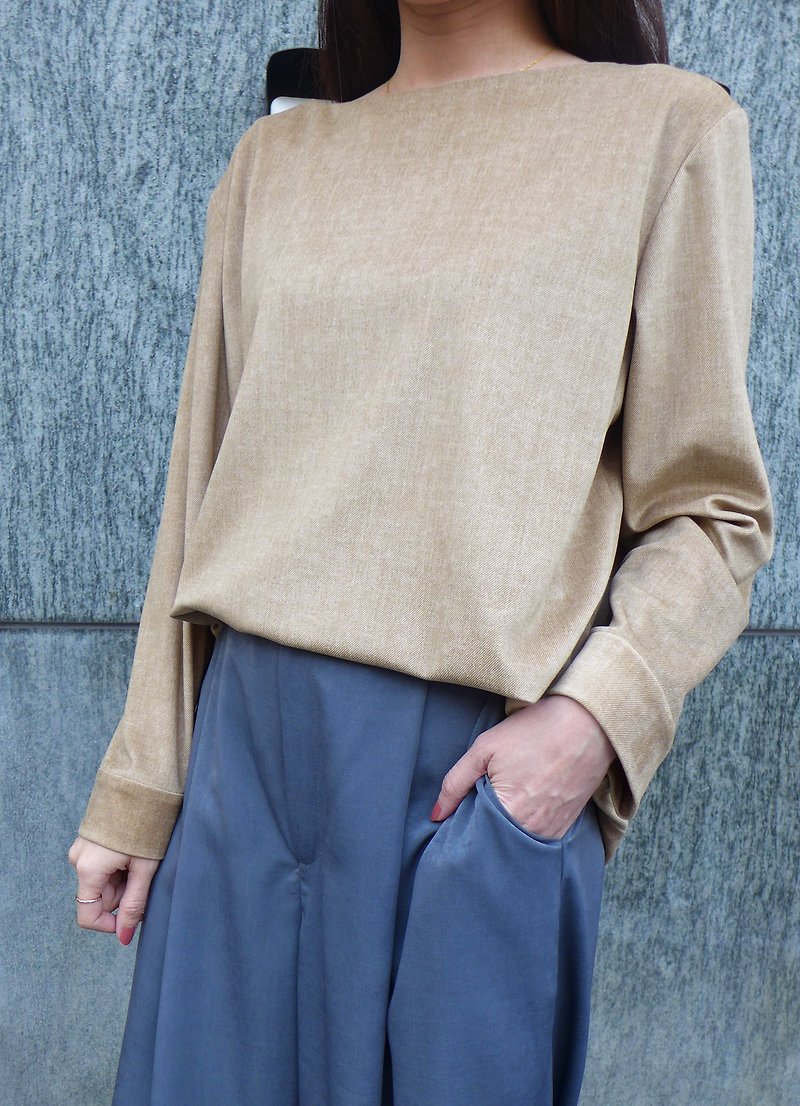 Round neck fleece blouse - เสื้อผู้หญิง - ผ้าฝ้าย/ผ้าลินิน สีกากี