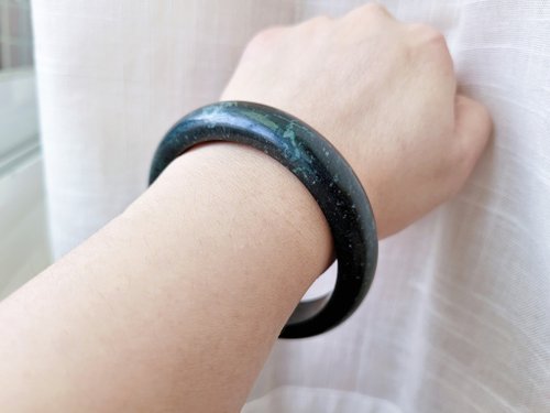 螺絲帽帽工作室 【親翠】天然翡翠 打不透烏雞帶星點綠藝術美手鐲57.5圈口