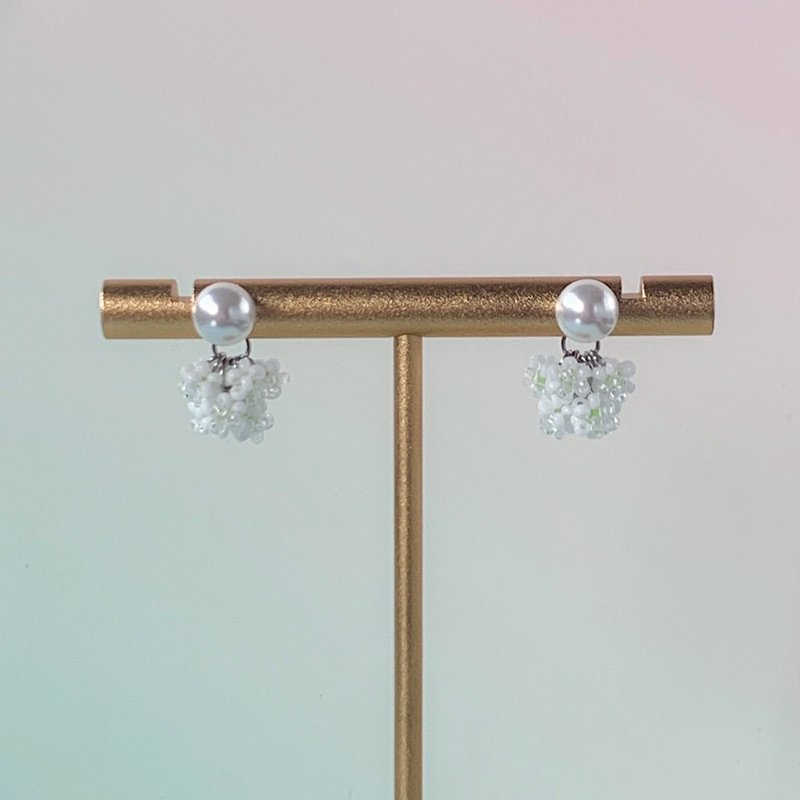 一粒パールとシロツメクサのブーケピアス (小)【金具 シルバー】 - 耳環/耳夾/耳骨夾 - 其他金屬 銀色