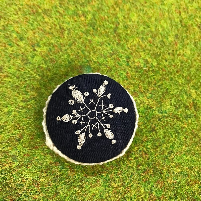 Needle time series - silver snowflake pin (blue bottom) - Brooches - Cotton & Hemp Multicolor