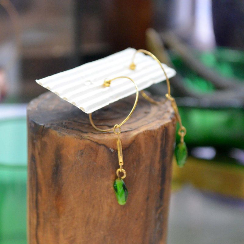 貴族のゴールドリングドレープグリーン石イヤリングイヤリングレディレディシニア日本の中古ヴィンテージジュエリー - ピアス・イヤリング - その他の素材 グリーン