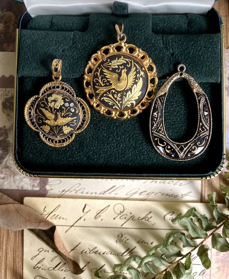 50年代のスペインのアンティークダマスカスの花と鳥が描いたネックレスペンダント - ネックレス - 金属 