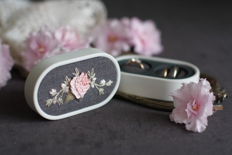 Ring box, Wedding ring box with hand embroidery. - 其他 - 其他材質 灰色