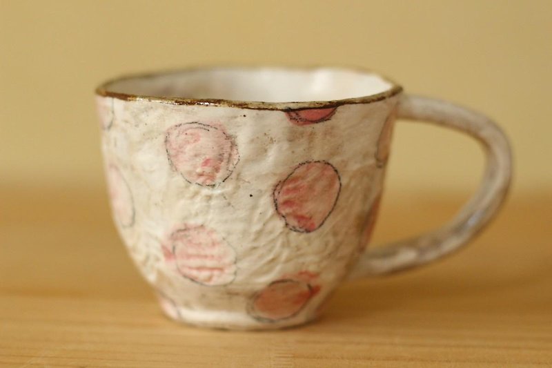 粉引き手びねりピンクのドットのカップ。 - マグカップ - 陶器 