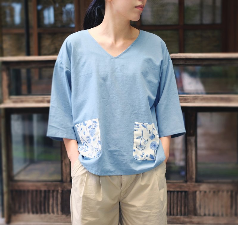 Japanese style short board V-neck three-quarter sleeves, you are a cute little flower - Women's Tops - Cotton & Hemp Blue