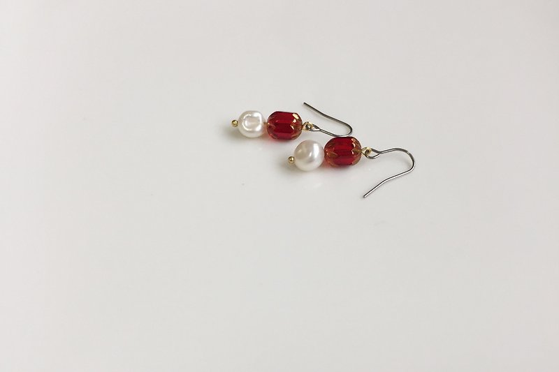 RUBY 珍珠造型耳環 - 耳環/耳夾 - 玻璃 紅色