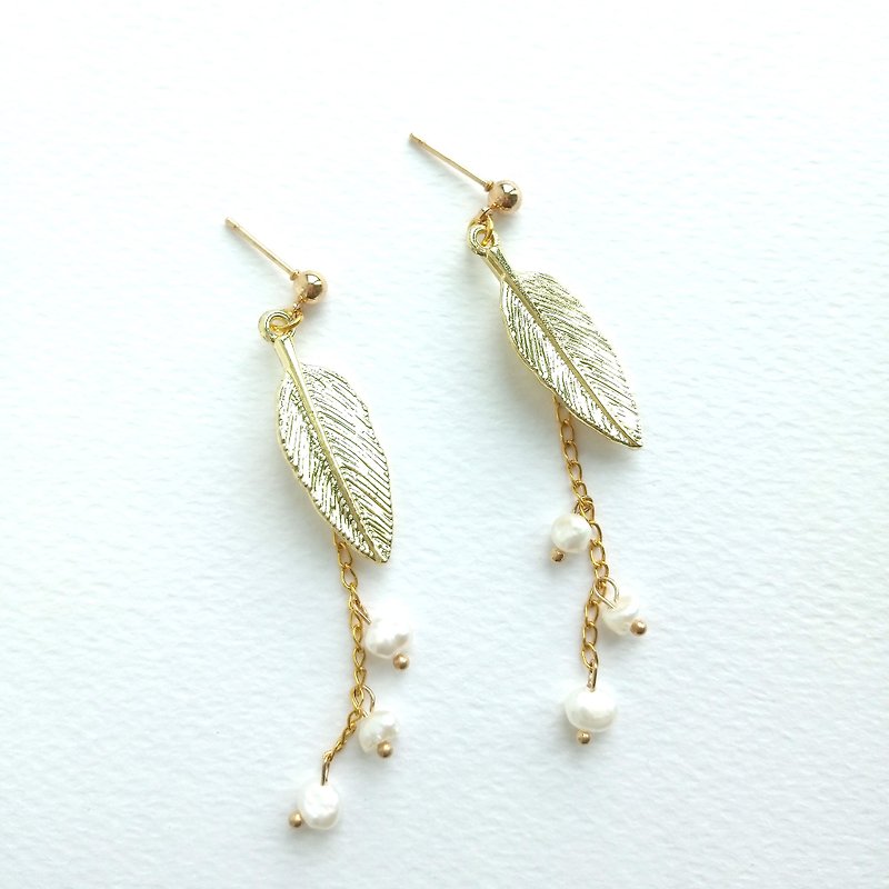 Aiyana Vintage Series Feather Natural Freshwater Pearl Earrings-Ear Pins/ Clip-On - ต่างหู - ไข่มุก สีทอง