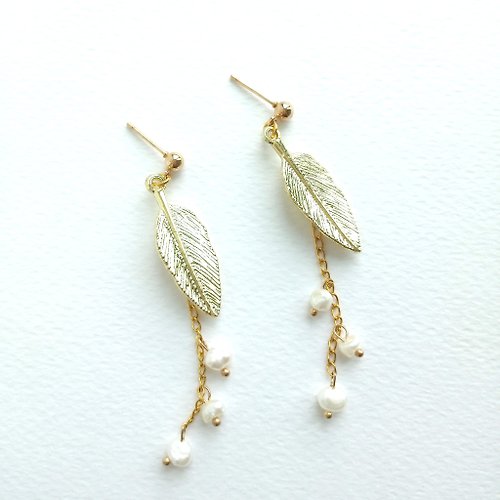 Aiyana Aiyana 復古系列 羽毛 天然淡水珍珠 耳環 - 耳針/耳夾