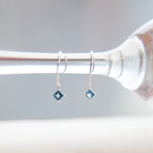 Isha Jewelry 純銀輕珠寶 倫敦藍拓帕石純銀耳勾 | 天然水晶耳環 春夏飾品 輕珠寶 抗過敏