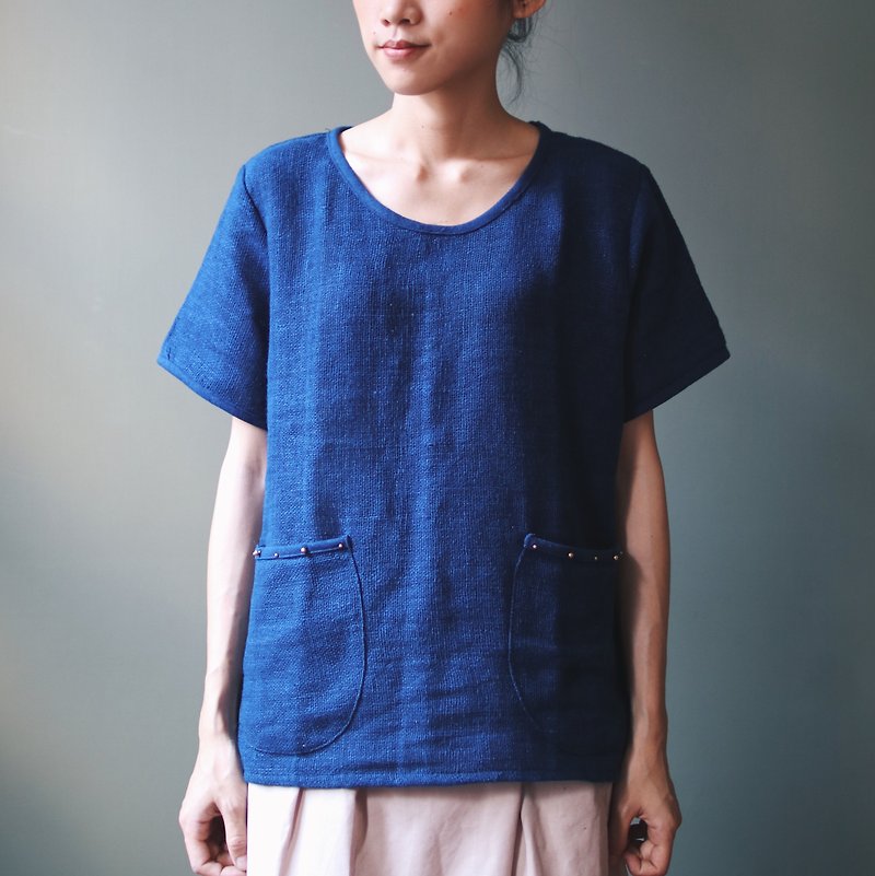 Omake Remake 手織布藍染銅銖口袋上衣 - T 恤 - 棉．麻 藍色